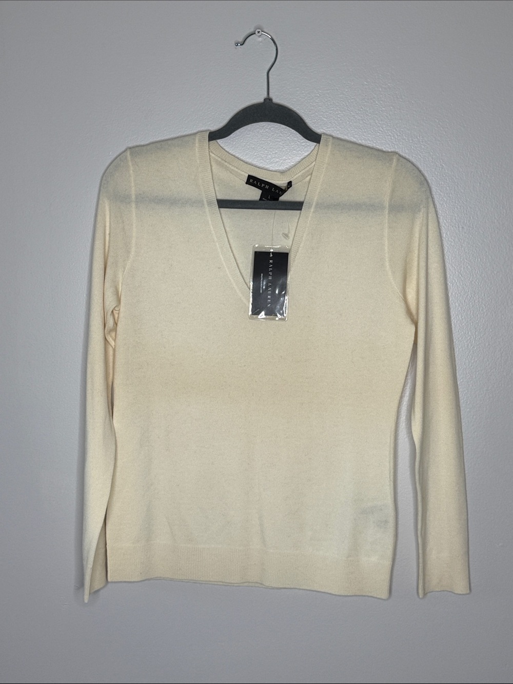 Ralph Lauren Women's V-Neck Sweater in Cream Size Large NEW!